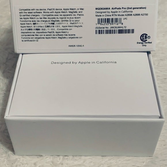 AirPods - Picture 4 of 8